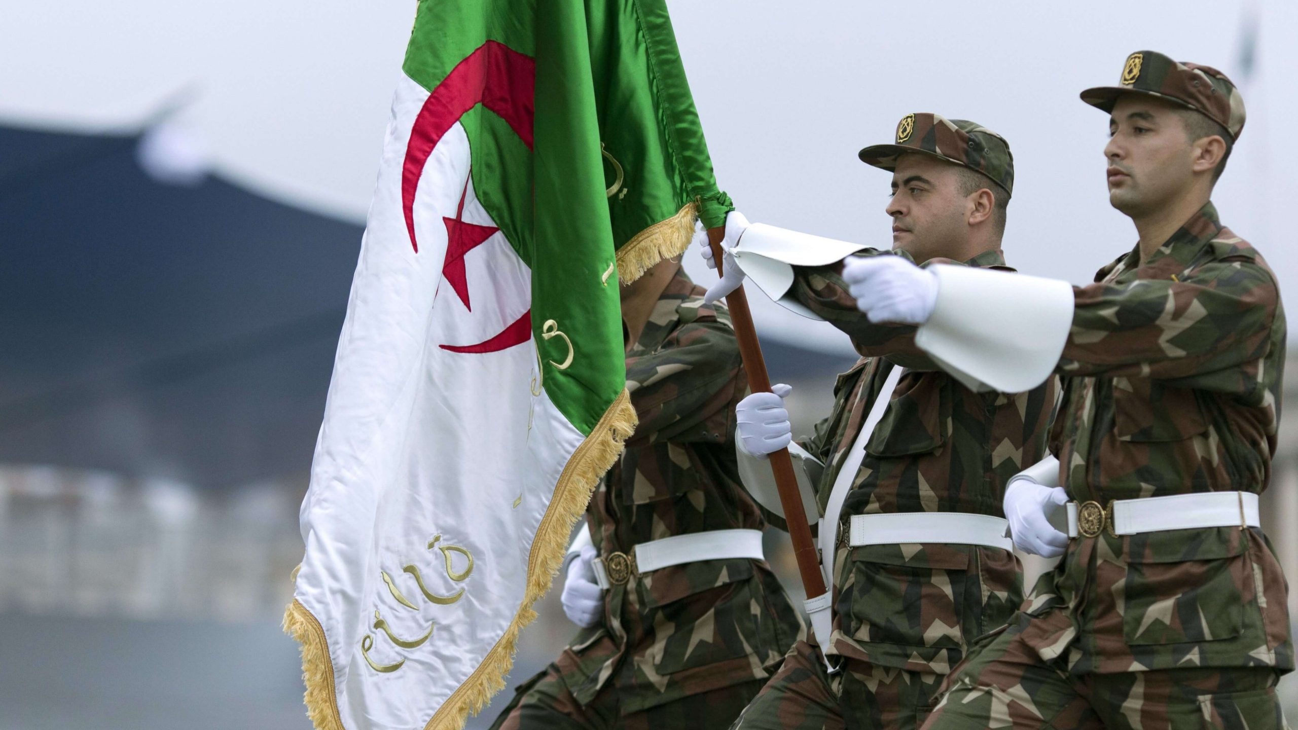 بريطانيا تحذر مواطنيها من السفر إلى الجزائر