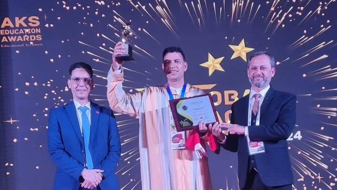 أستاذ مغربي يتوج في مسابقة “جوائز المعلم العالمية” بالهند